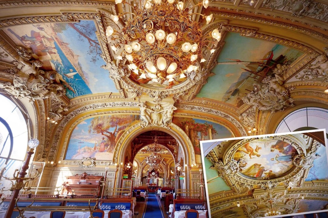 Este lindo restaurante de 124 anos em Paris parece um vagão de luxo