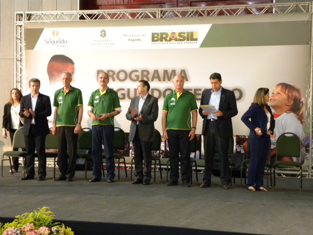 Anúncio oficial de renovação do Programa Segundo Tempo no estado do Ceará, Fortaleza, em 6 de novembro de 2012.  Estavam o atual técnico da seleção brasileira, Luiz Felipe Scolari, ministro do Esporte, Aldo Rebelo, e outras autoridades (Fellegger Agency) 