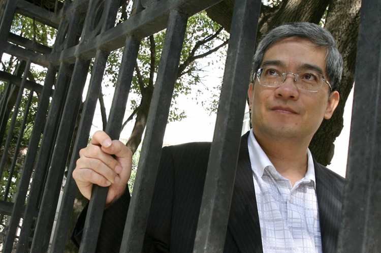 Um retrato do economista Larry Lang, perto de sua residência em Shanghai, China, em setembro de 2006 (Mark Ralston/Getty Images)