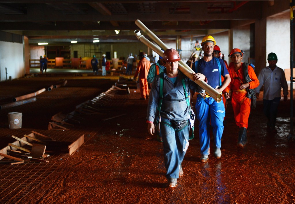 Obras continuam no Estádio Nacional de Brasília para a Copa de 2014, em 12 de dezembro de 2012 (Shaun Botterill/Getty Images)