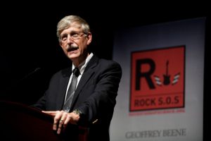 Francis S. Collins, MD, PhD, NIH, fala durante o ‘Rock Star of Science’, no Auditório Central de Visitantes em Washington, D.C, em 24 de Setembro de 2009 (Paul Morigi/Getty Images para ResearchAmerica)