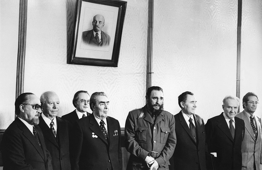 Fidel Castro (4º à direita), primeiro-secretário do Partido Comunista de Cuba e presidente do Conselho de Estado, posa sob um retrato de Lenin antes de uma reunião com Leonid Brezhnev (4º à esquerda), secretário-geral do Comitê Central do Partido Comunista da União Soviética, em Moscou, em 5 de abril de 1977. (STR/AFP/Getty Images)