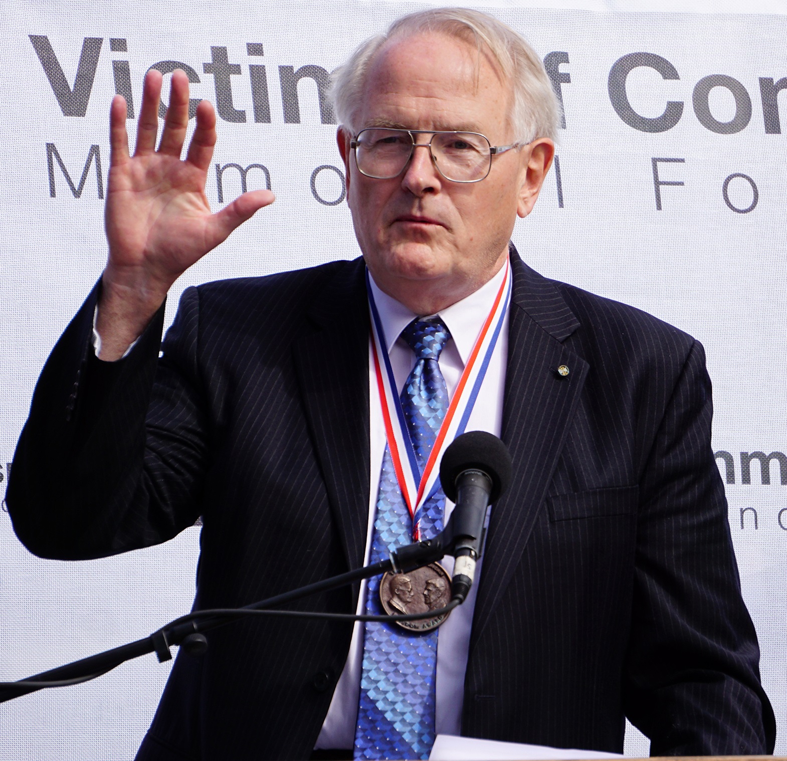 Paul Goble usa sua Medalha Truman-Reagan da Liberdade durante um evento da Fundação Memorial das Vítimas do Comunismo, em Washington, D.C., em 10 de junho de 2016. (Wei Wu/New Tang Dynasty)