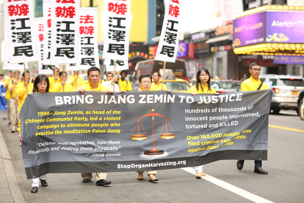 Mais de 10.000 praticantes do Falun Gong marcham no desfile do Dia Mundial do Falun Dafa em Nova York em 13 de maio de 2016. (Benjamin Chasteen/Epoch Times)