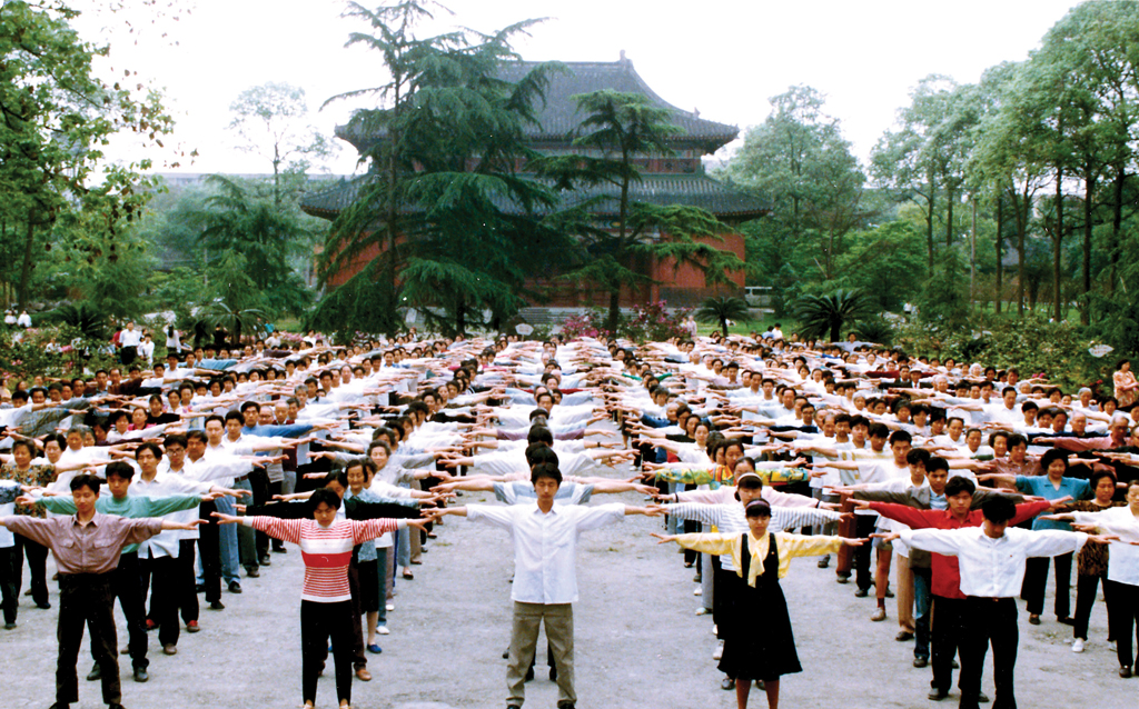 Praticantes do Falun Gong se exercitam em Chengdu, na província de Sichuan, China, antes do início da perseguição em 1999. (Minghui.org)