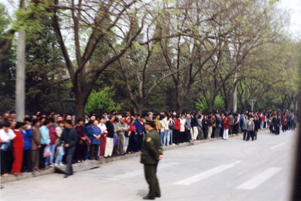 Mais de 10 mil praticantes do Falun Gong realizam uma manifestação pacífica perto de Zhongnanhai, o complexo da liderança chinesa em Pequim, em 25 de abril de 1999. (Minghui.org)