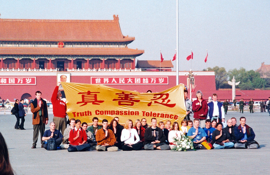 Praticantes do Falun Gong de 36 países protestam na Praça da Paz Celestial em Pequim em 2001 pelo fim da perseguição e da tortura de praticantes chineses. (Minghui.org)