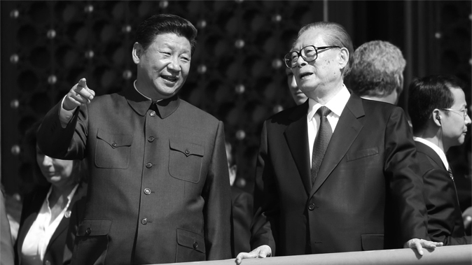 O atual líder chinês Xi Jinping (à esquerda) e seu antecessor Jiang Zemin assistem a um desfile militar na Praça da Paz Celestial em Pequim em 3 de setembro de 2015. (STR/AFP/Getty Images)