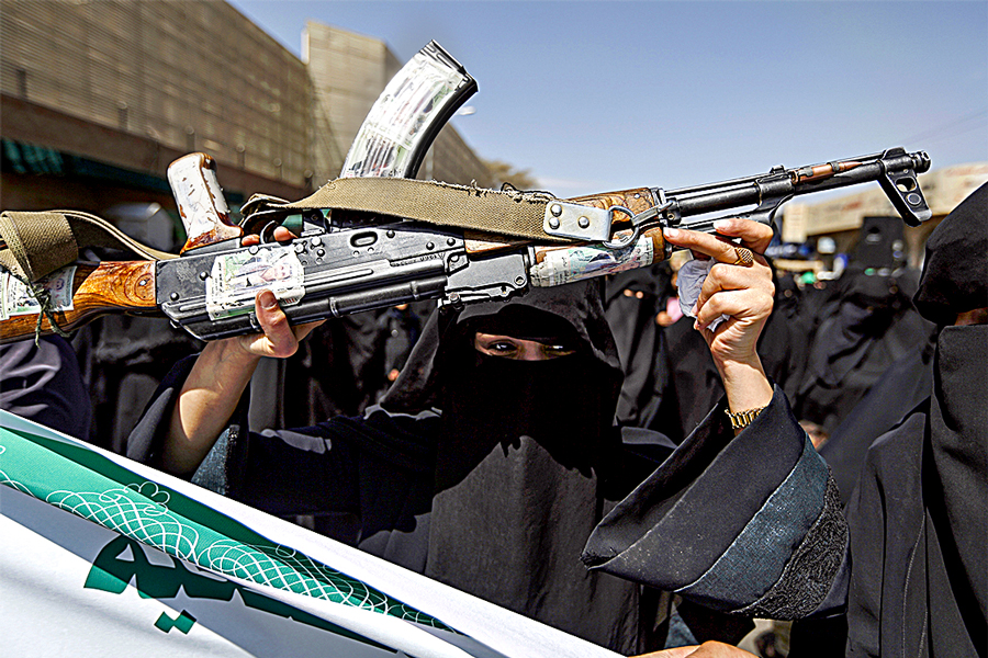 Uma mulher iemenita exibe um rifle durante um protesto diante da embaixada saudita em Sanaa em 18 de março. (Mohammed Huwais/AFP/Getty Images)