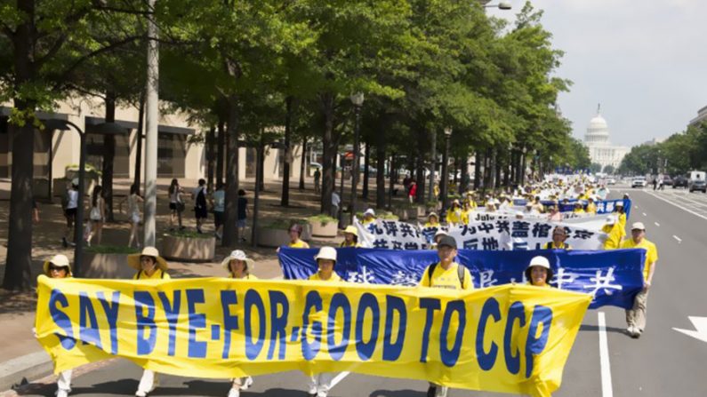 Movimento Tuidang celebrando 142 milhões de renúncias ao Partido Comunista Chinês durante evento nos EUA em 2013 (Edward Dai/Epoch Times)