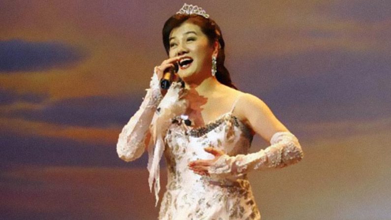 A soprano Bai Xue canta a canção ”Informe-se rápido sobre a verdade” (Cortesia/Minghui)