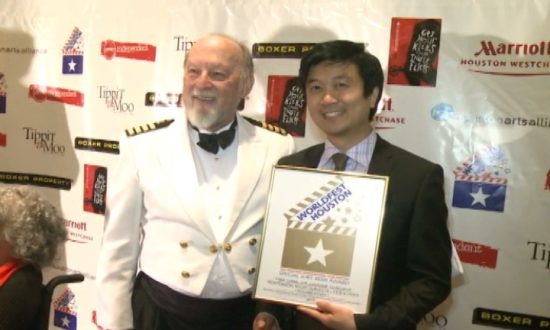 Produtor do filme, Kean Wong (direita), posa com Todd Hunter, diretor do Festival de Cinema Internacional de Houston, após receber o prêmio. (Freechinamovie.com)