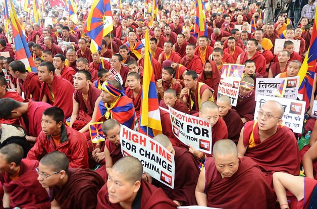 Monges tibetanos participam de uma demonstração contra as políticas repressivas do regime chinês no Tibete (Raveendran/AFP/Getty Images)