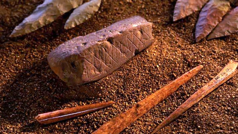 Artefatos e peças em ocre encontrados na caverna de Bomblos, África do Sul (Henning / Chris Henshilwood)