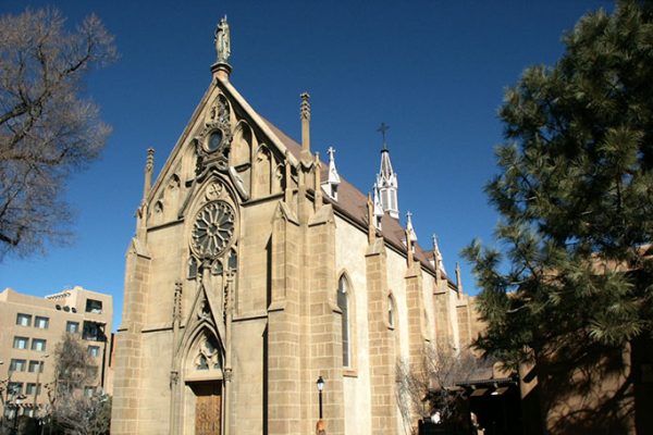 Construída na cidade de Santa Fé, Novo México, EUA, a capela de estilo gótico foi laboriosamente erguida pelo arquiteto francês Antonio Mouly (Cortesia/Camera Fiend)