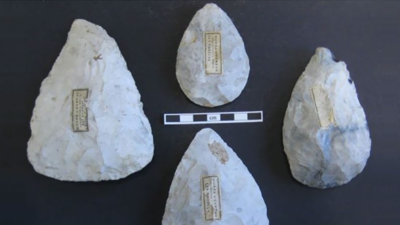 Pesquisadores da Universidade de Tel Aviv encontraram milhares de lâminas feitas de pedra dentro da caverna de Qesem (Divulgação)