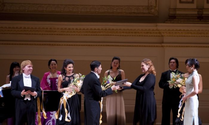 Silvia Bossa, fundadora e diretora-artística da Academia de Opera de Florença, premia com uma bolsa de estudos um dos participantes da 5ª Competição Vocal de Belo Canto chinesa promovida pela NTDTV, em 30 de outubro de 2011 no Auditório Isaac Stern, no Carnegie Hall. (Dai Bing/The Epoch Times)