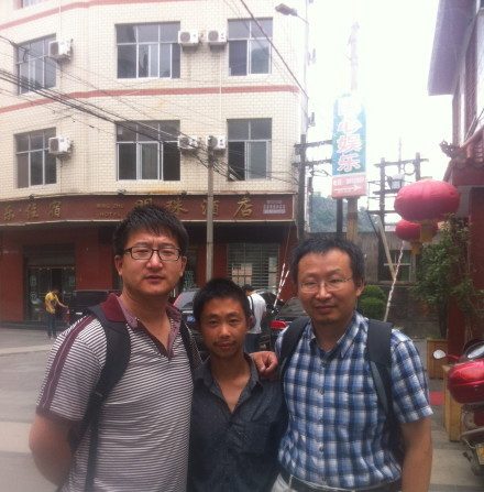 Deng Jiyuan (centro) é o marido de Feng Jianmei que foi forçada pelo governo chinês a abortar sua criança aos sete meses de gravidez, causando indignação na China (Weibo.com)