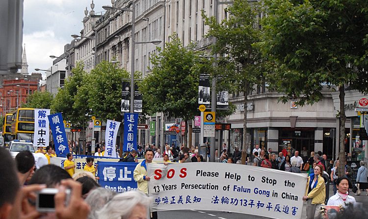 Desfile de comemoração de 20 de julho de praticantes do Falun Dafa na Rua O'Connell em Dublin, marcando os 13 anos de perseguição da disciplina espiritual pelo regime chinês (Martin Murphy/The Epoch Times)