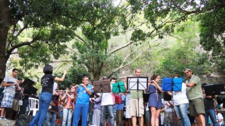 Bandão da Escola Portátil homenageia Altamiro Carrilho