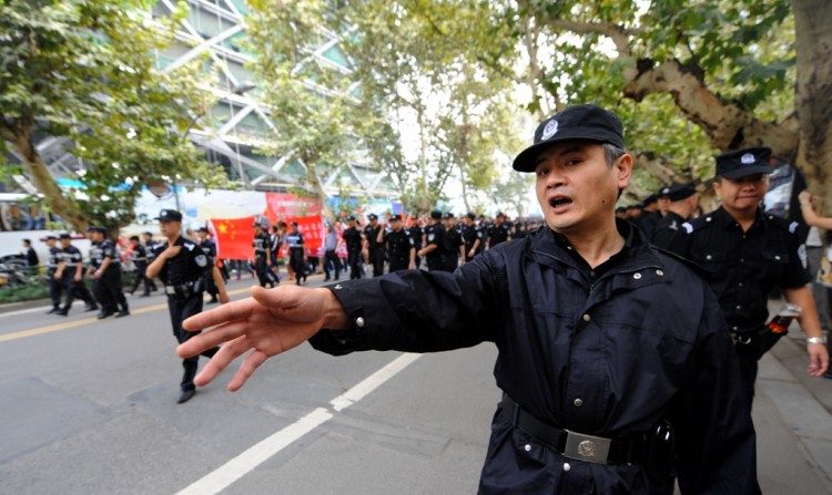 A polícia chinesa remove manifestantes que protestam sobre a questão das ilhas Diaoyu, em Chengdu, no Sudoeste da China, em 18 de setembro (Goh Chai Hin/AFP/Getty Images)