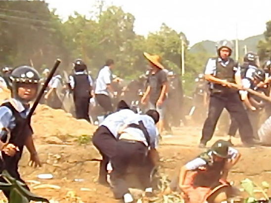 A polícia de choque (junto com bandidos e criminosos, segundo aldeões) ataca os moradores do condado de Yangshang, na província de Guangdong, em 12 de julho, depois que manifestantes prenderam 80 policiais e oficiais do PCC num galpão. Os aldeões dizem que os oficiais roubaram suas terras e, então, a alugaram-nas para uma companhia minerada para benefício próprio (Weibo)