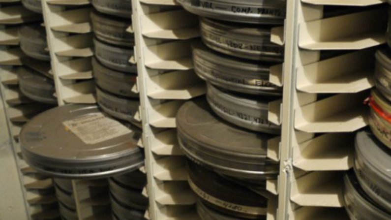 Latas de filmes são exibidas numa prateleira dentro da Biblioteca de Filmes de Sherman Grindberg em Los Angeles, Califórnia (Guy Morell/Captura de Filmes Avançada)