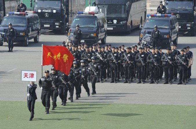 Um batalhão de operações táticas da polícia chinesa numa marcha de demonstração em Pequim em 12 de abril de 2012