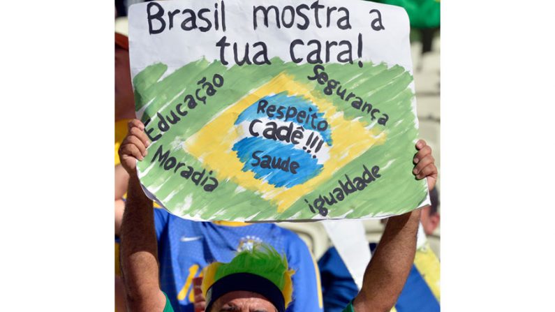 Um brasileiro protesta ao governo que invista em mais programas sociais (Yuri Cortez/AFP/Getty Images)