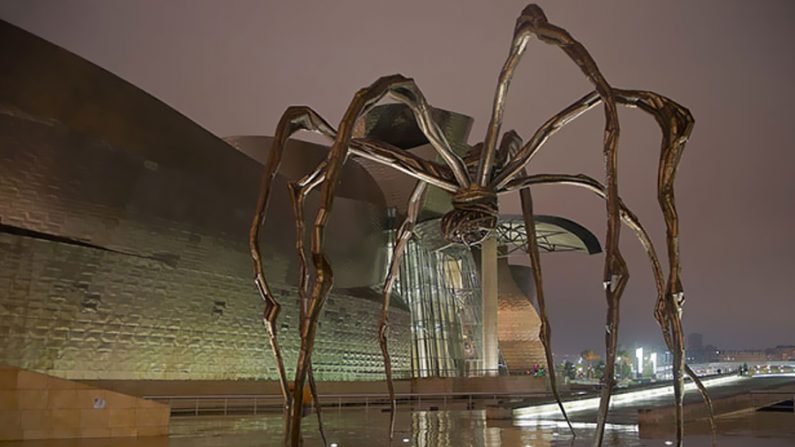 "Maman", escultura da artista plástica Louise Bourgeois, feita em bronze e instalada na parte exterior do Museu Guggenheim Bilbao, Espanha (Divulgação / Guggenheim)