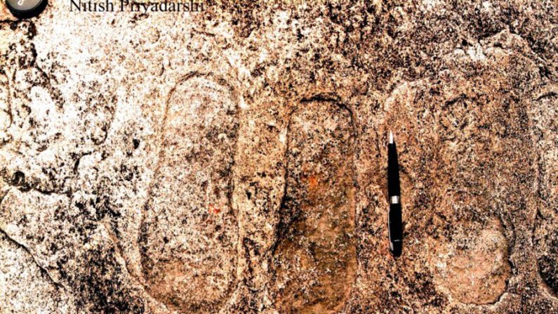 Pegadas numa rocha na aldeia de Piska Nagria, nos arredores da cidade de Ranchi, no estado de Jharkahnd, Índia. Provavelmente de milhares de anos, estas pegadas foram gravadas numa rocha de granito por habitantes da região e, segundo locais, representariam os deuses Rama e Lakshamana (Reprodução / Nitish Priyadarshi)