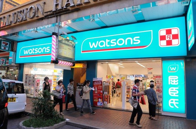 Uma loja Watson em Hong Kong. O bilionário Li Ka-shing anunciou que planeja desfazer-se da cadeia de varejo de saúde e beleza, seu quinto maior desinvestimento em Hong Kong e na China nos últimos dois meses (Epoch Times)