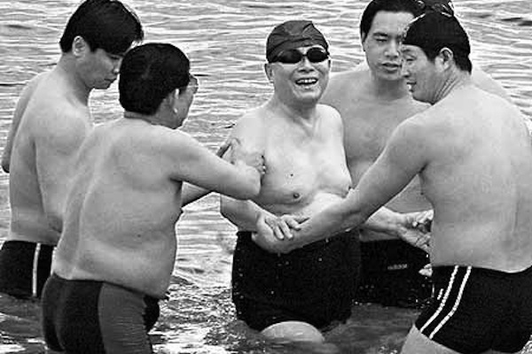 O ex-líder chinês aposentado Jiang Zemin (centro) no Mar Morto em Israel, cercado por seguranças pessoais em abril de 2000. Jiang, entre outros altos oficiais aposentados, tem uma excelente aposentadoria – incluindo uma vila luxuosa e numerosos servidores pessoais (Shihai Gouchen/Naol.cc)