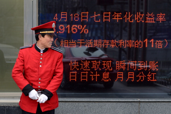 Um guia diante de um banco em Pequim (Wang Zhao/AFP/Getty Images)