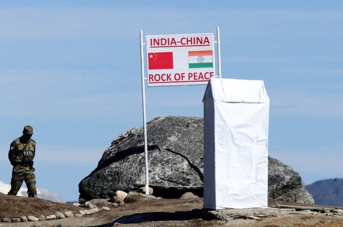 Militares indianos fazem vigília na passagem Bumla, na fronteira Índia-China em Arunachal Pradesh. Bumla é o último posto do exército indiano na fronteira Índia-China, numa altitude de 4,8 mil metros acima do nível do mar (Biju Boro/AFP/Getty Images)