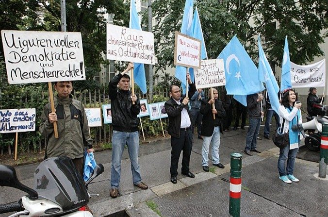 Cerca de vintes ativistas protestam diante da embaixada chinesa em Viena contra repressão do regime chinês à minoria uigur na região noroeste de Xinjiang (Dieter Nagl/AFP/Getty Images)