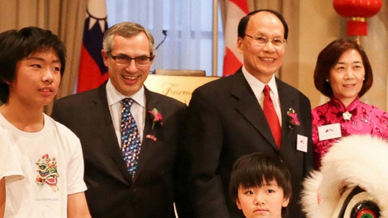 Tony Clement, presidente do Conselho do Tesouro, ao lado do congressista taiwanês C.K. Liu e sua esposa Huey-Pyng Liu, com membros de um grupo de dança do leão, na terça-feira no hotel Fairmont Château Laurier. Liu falou francamente sobre a democracia de Taiwan em contraste com o totalitarismo na China (Donna He/Epoch Times)