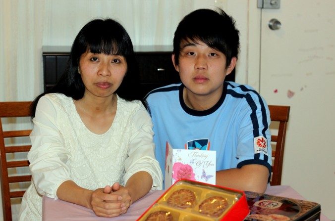 No Festival de Meados de Outono, Liu Chunli e seu filho Jia Mingzhen de 15 anos prepararam uma caixa de bolinhos da Lua e um cartão para o esposo e pai Jia Ye, que está numa prisão chinesa. Eles esperam que a família possa celebrar o festival reunida novamente (Epoch Times)