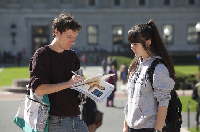 Stephen Petro assina a petição em apoio a Res. 281 pelo fim da colheita forçada de órgãos dos praticantes do Falun Gong na China, organizada pelo Clube Falun Dafa nas escadarias da biblioteca da Universidade de Colúmbia, Nova York (Samira Bouaou/Epoch Times)