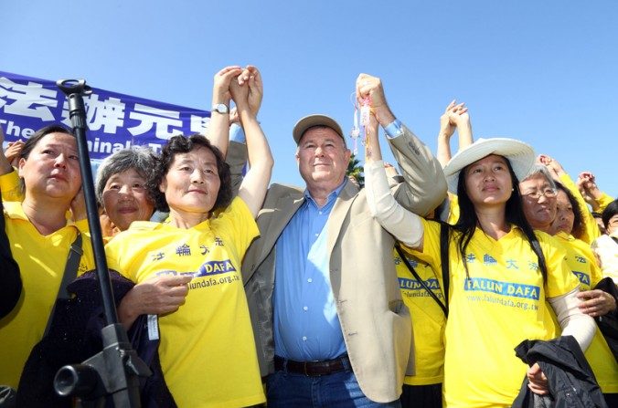 O congressista norte-americano Dana Rohrabacher com praticantes do Falun Gong numa manifestação que pede o fim da perseguição ao Falun Gong na China; em Long Beach, Califórnia, EUA (Song Xianglong/Epoch Times)