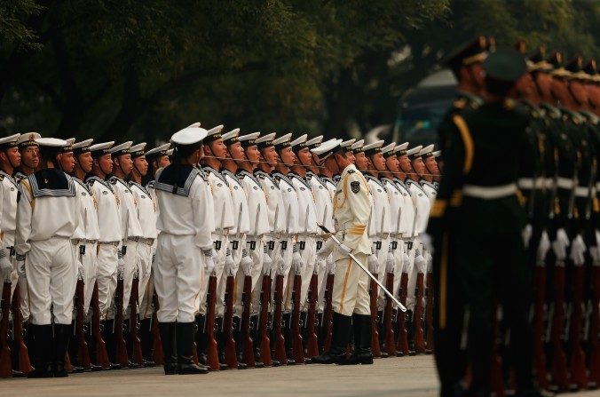 Oficiais e marinheiros do Exército da Liberação Popular em Pequim (Lintao Zhang/Getty Images)