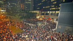Milhares em Hong Kong pedem explicação por licença de TV negada
