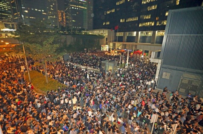 Organizadores disseram que dezenas de milhares protestaram diante da administração do governo de Hong Kong por seis dias, exigindo explicações pela decisão de não conceder licença à HKTV (Epoch Times)