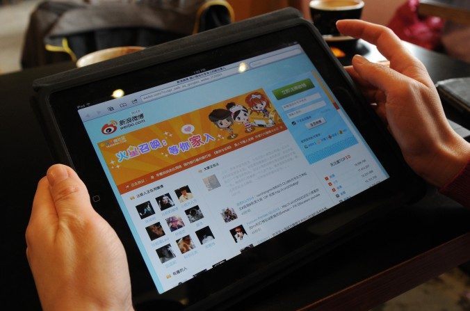 Uma chinesa navega na internet num café em Pequim. A última trapaça do regime comunista chinês para controlar a internet tem sido prender "criadores de problemas" que postam informações sobre corrupção num site oficial de denúncias (Mark Ralston/AFP/Getty Images)