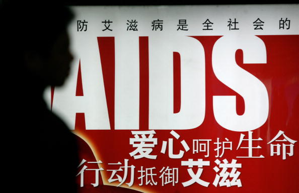 Um cartaz de conscientização sobre a AIDS numa estação de metrô de Pequim. Um novo plano proposto pelo Ministério do Comércio da China proibiria as pessoas com AIDS de entrar em banhos públicos ou spas, o que tem suscitado controvérsia entre ativistas (Peter Parks/AFP/Getty Images)