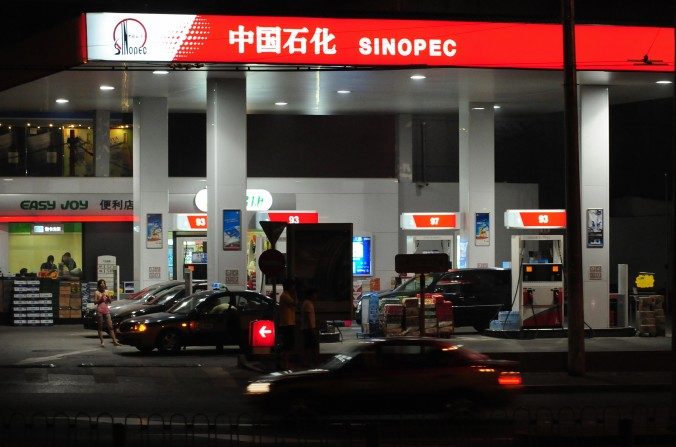Um posto de gasolina da Sinopec em Pequim. Monopólios industriais, como a indústria do petróleo, oferecem excelentes oportunidades para rendas cinzentas (Frederic J. Brown/AFP/Getty Images)