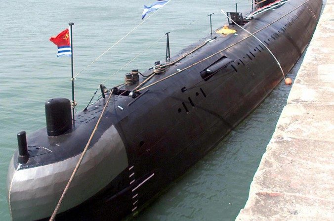 Um submarino convencional russo classe-Kilo que pertence à Marinha do Exército da Liberação Popular da China numa base naval na cidade portuária de Qingdao, Leste da China. Os militares chineses teriam feito progressos significantes em sua nova frota de submarinos (Goh Chai Hin/AFP/Getty Images)