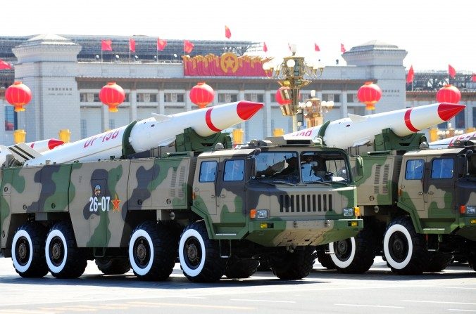 Militares chineses desfilam seus últimos mísseis em Pequim. Representantes do 2º Batalhão de Artilharia do Exército da Liberação Popular, que opera as armas nucleares da China, participaram do treinamento em espectro eletromagnético em Chengdu, China (Frederic J. Brown/AFP/Getty Images)