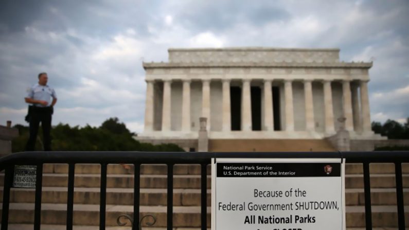 Um policial guarda o Lincoln Memorial em Washington DC. Apesar de não terem acesso aos monumentos públicos favoritos, os turistas chineses estão aprendendo sobre a independência do povo americano quanto ao próprio governo (Mark Wilson/Getty Images)