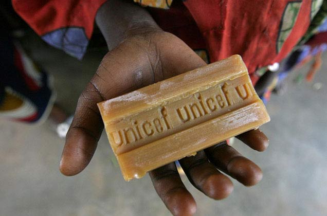 O UNICEF distribui sabão como parte de campanha de imunização (Pierre Holtz/UNICEF)